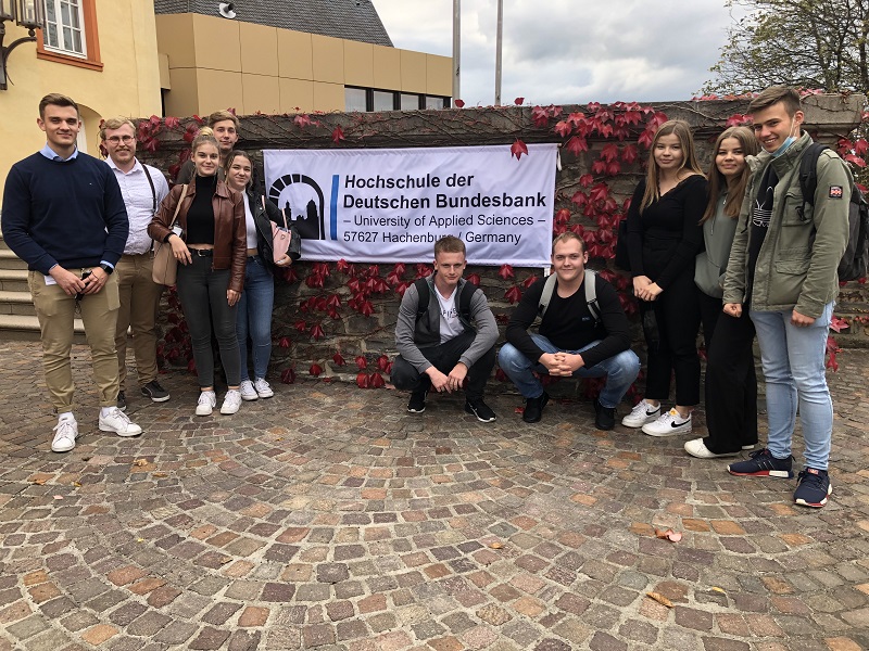 Berufsorientierung auf hohem Niveau: Wirtschaftskurse der HOLA besuchen die Hochschule der Bundesbank auf Schloss Hachenburg im Westerwald