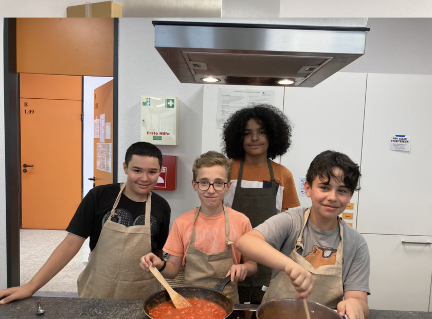 Religionsunterricht kulinarisch: Sechstklässler kochen leckeres Shakshuka